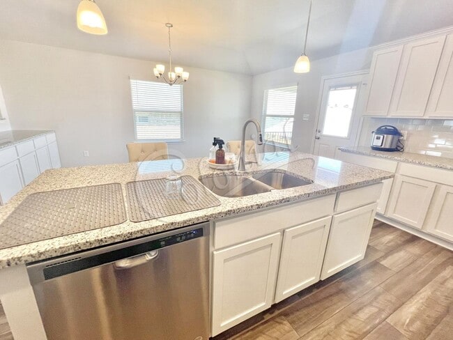 Photo - AVAILABLE BEGINNING OF MAY, APPLY TODAY ON OUR WEBSITE!