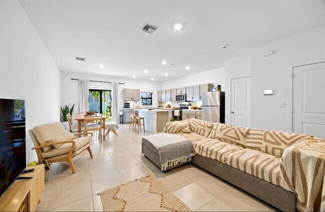 Photo - 369 NW 8th Ct