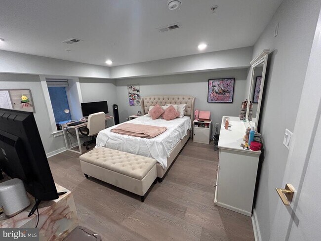 Photo - 5830 Henry Ave