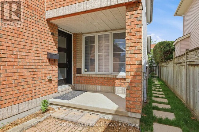 Photo - 1033 Como Crescent