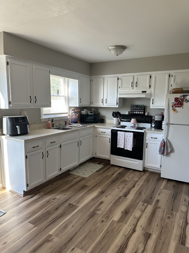 Photo - Newly Renovated 2-Bedroom Townhouse in Front Royal _ Pet Friendly well maintained home.