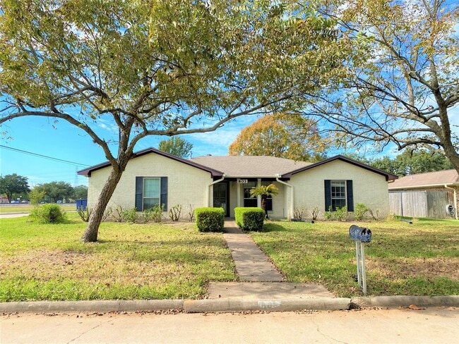 Building Photo - 803 Dogwood Ln