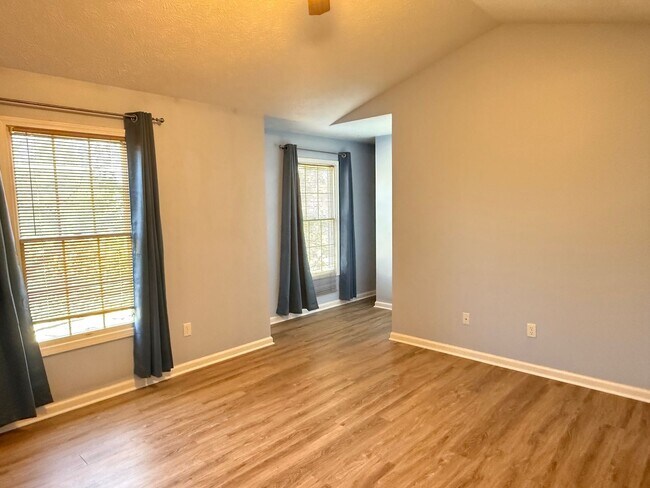 Photo - Beautiful 3B 2.5 bathroom townhouse in Normal