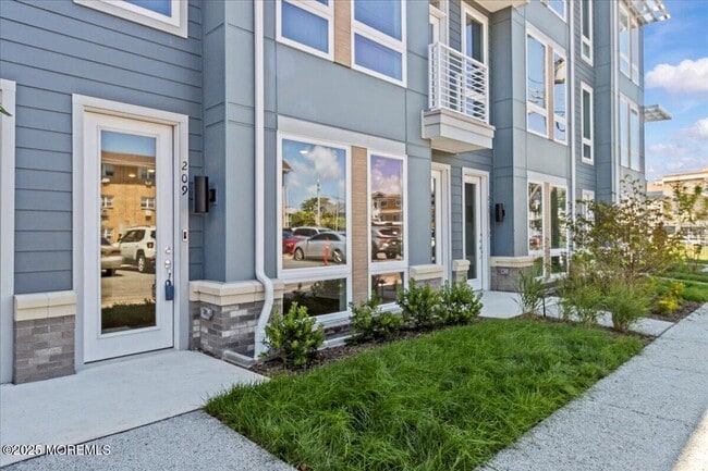 Building Photo - 1403 Kingsley St Unit 209