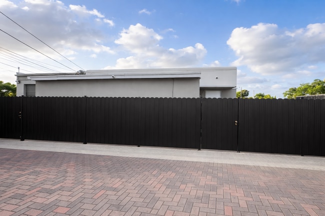 Casa para 4 familias, completamente cercada. - 1100 N Federal Hwy Unidad 2