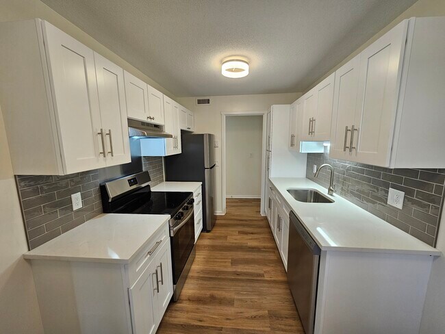 Completely updated kitchen with quartz countertops and stainless steel appliances - 93 Heritage Vlg Unidad B