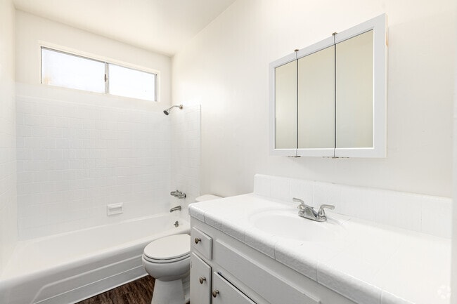 2BR, 1BA - 650SF - Bathroom
