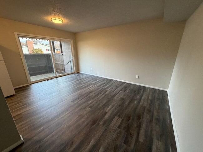 Building Photo - Charming 1-Bedroom Condo in Desirable West End Neighborhood