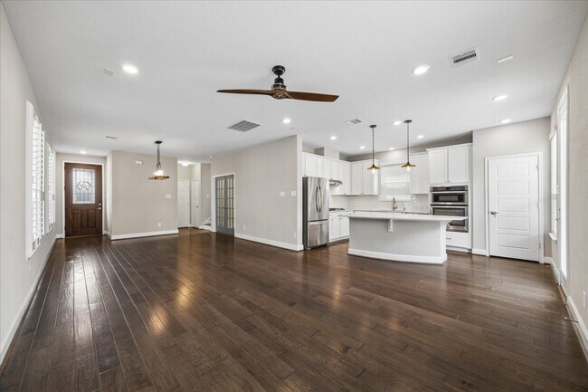8922 Hollister Commons Ln