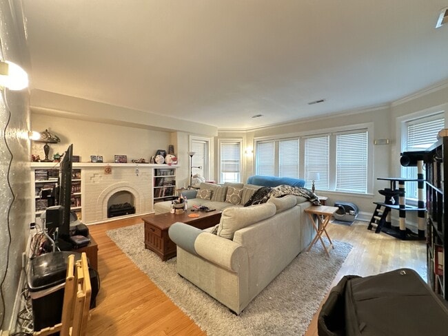 Building Photo - 2619 W Greenleaf Ave Unit G09C Rental