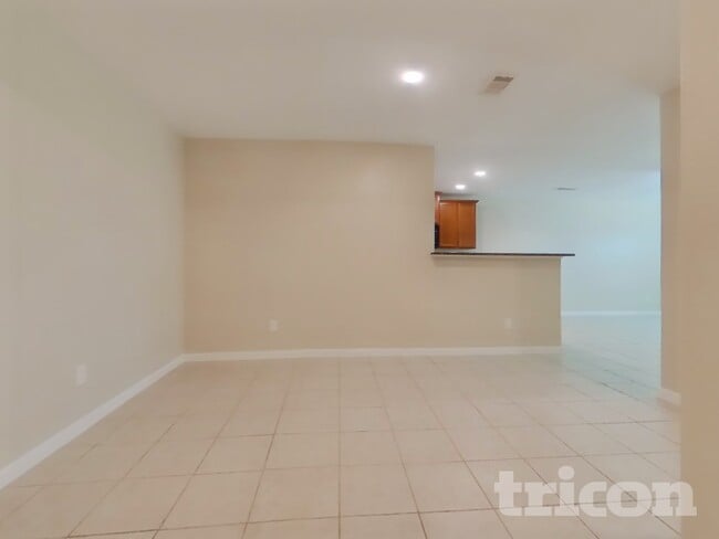 Photo - 524 Red Dusk Paint Dr