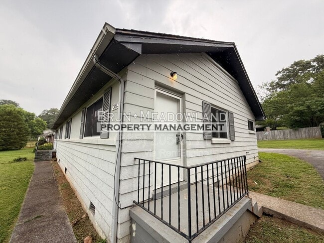 Building Photo - 3813 Woodlake Dr