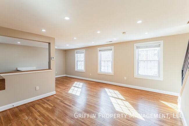 Photo - 2123 Young St SE