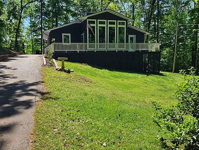 Photo - Beautiful and Spacious! Upgraded Multi-level Retreat with Lake Access, Golf, and Resort- Style Am... Unidad 620 Point Road