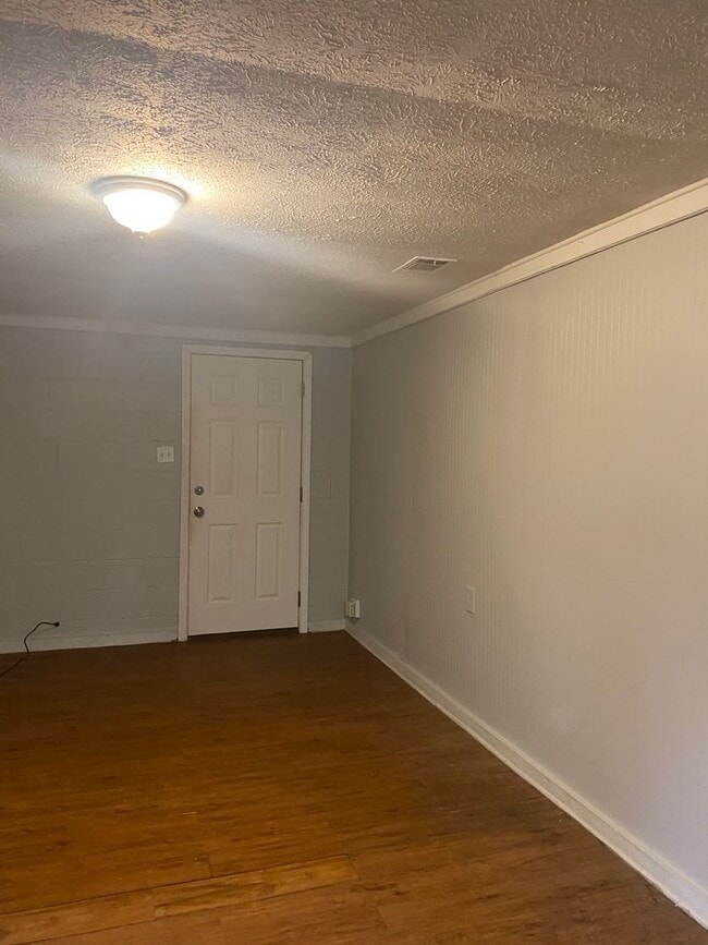 Building Photo - 2 Bedroom Duplex Available Now!