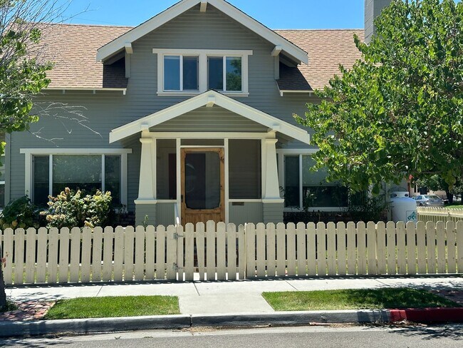 Building Photo - Great Four Bedroom Down Town Home