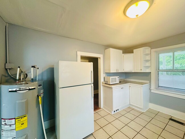 Photo - DOWNTOWN - 3 Bedroom/1 Bath - Located clos...
