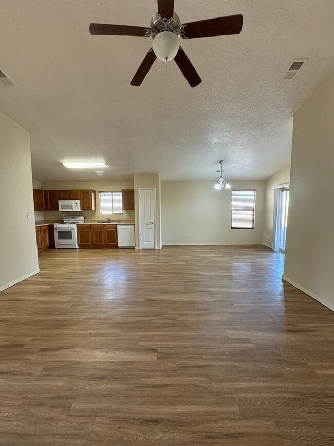 Photo - 3 bed 2 bath home in Huning Ranch!