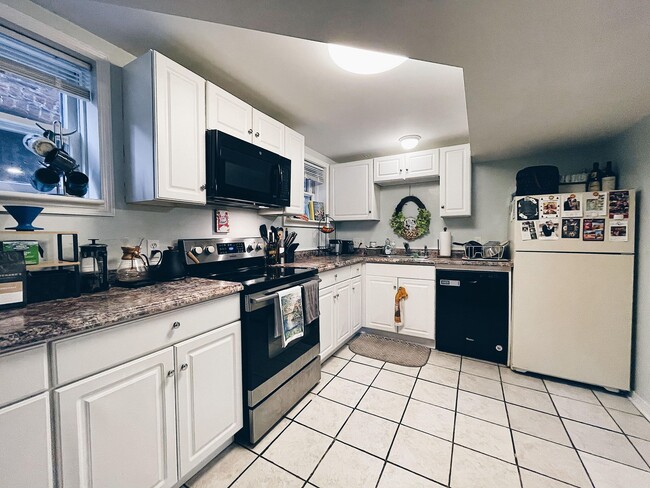 Kitchen - 4 N Arthur Ashe Boulevard Unidad Apt 1