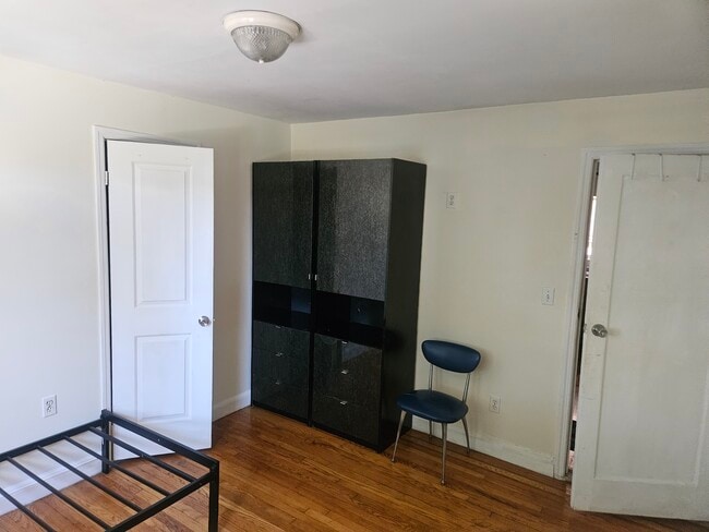 87-22 Avon St
