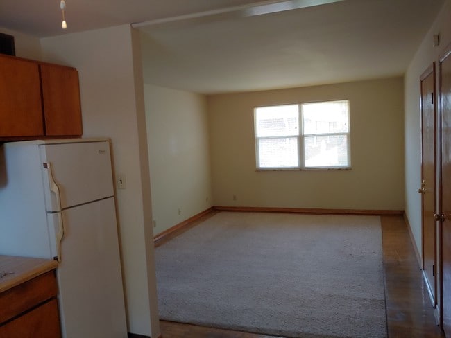 Living room - 1415 King Ave Unit D