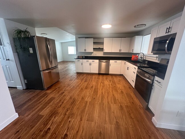 Remodeled and spacious home in Burbank - Remodeled and spacious home in Burbank