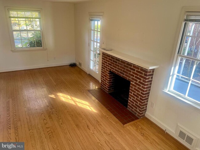 Building Photo - 8 S Hudson St