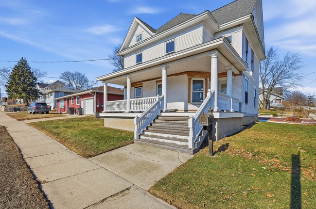 Photo - 808 W Main St