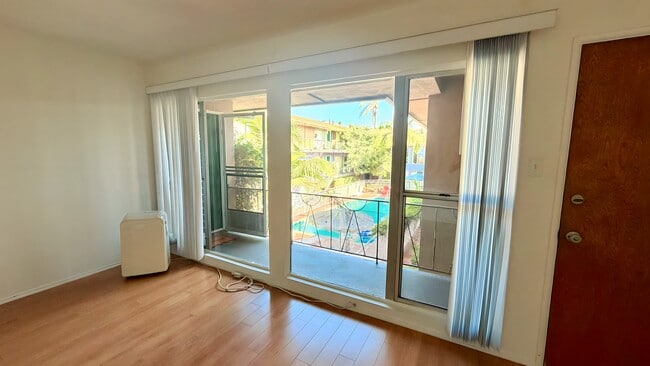 Building Photo - 260 S Sycamore Ave Unit 24