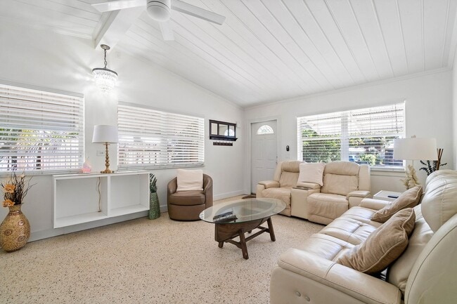 Photo - 321 Forsyth St