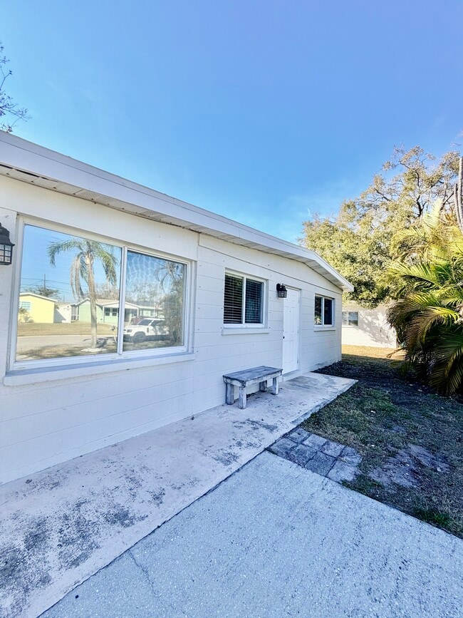 Photo - 1063 Lillian St