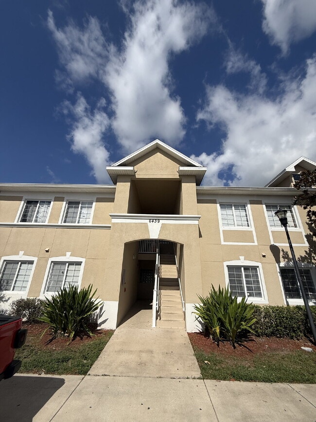 Building Photo - FIRST-FLOOR 3 BEDROOM CONDO IN VILLAGES OF BLOOMINGDALE! Unit 102