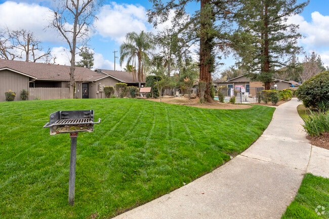 Picnic Area - Dry Creek Meadows Apartments