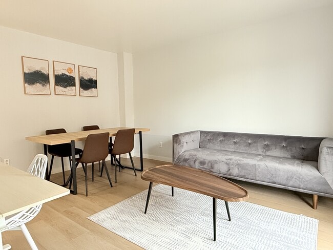 Photo - 1989 Wyandotte St W Unit 405