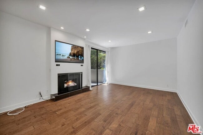 Building Photo - 8455 Fountain Ave Unit 628 Rental