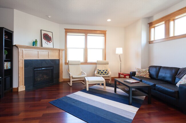 Building Photo - 1530 Wasco St Rental