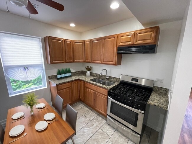 1320 W 57th St Unit 1