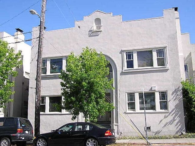 Building Photo - VERY LARGE 1 BEDROOM APARTMENT (HAS BEEN USED AS A 2 BEDROOM) Unit 2337