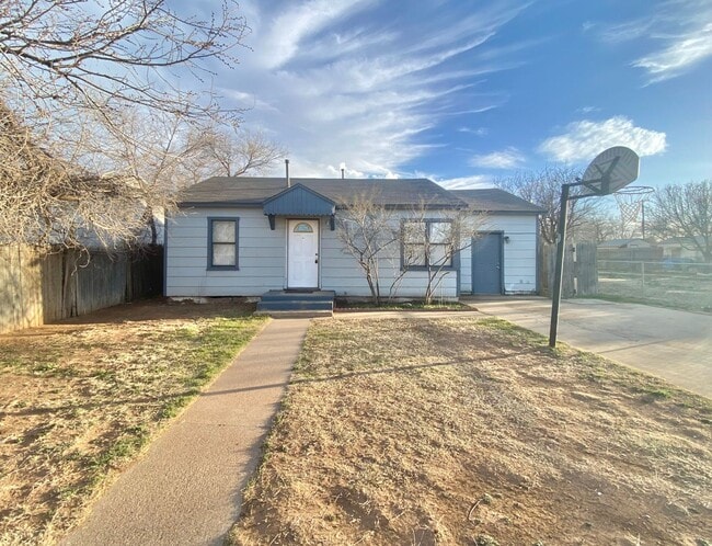 Building Photo - Great rental now available near Texas Tech University and UMC.