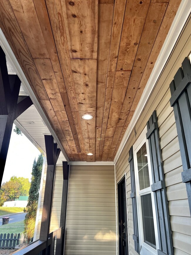 Photo - 947 Clark St