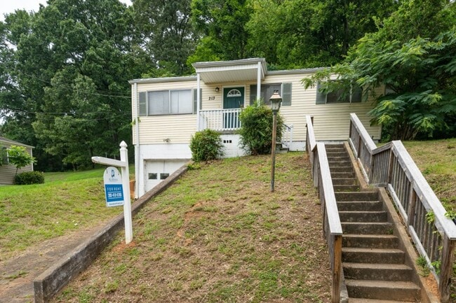 Building Photo - 213 Pine St