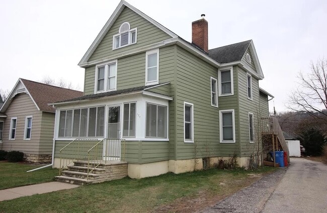 Photo - 177 E 9th St Unit Upstairs