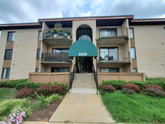 Building Photo - 6936 Hanover Pky Unit 301 Rental