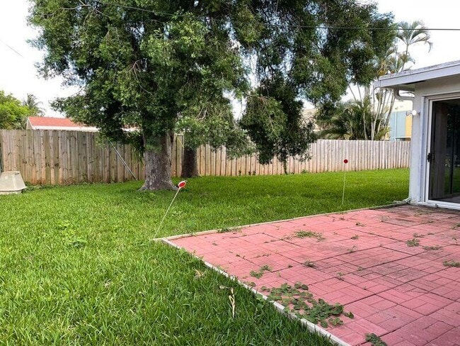 Photo - 499 Iris Ave