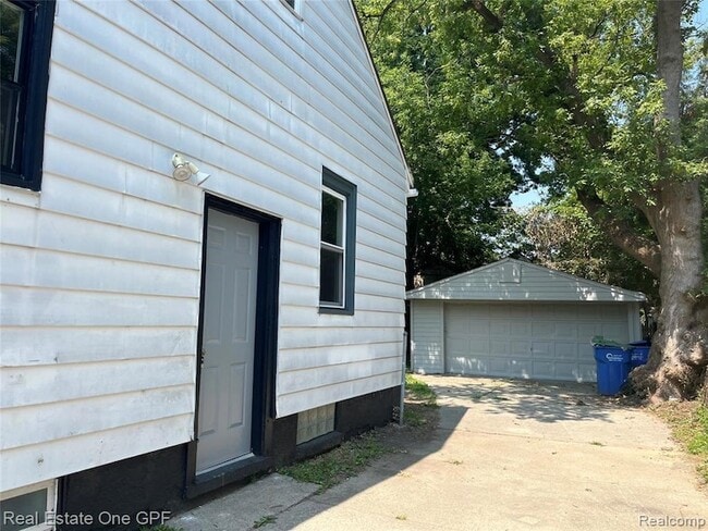 Photo - 8679 Chalmers Ave