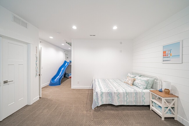 Photo - 949 Greenwillow Ln