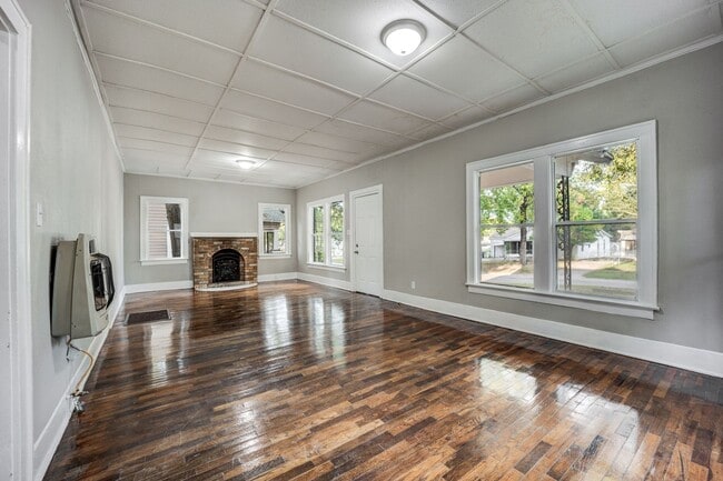 Building Photo - Freshly Updated 3 Bedroom House