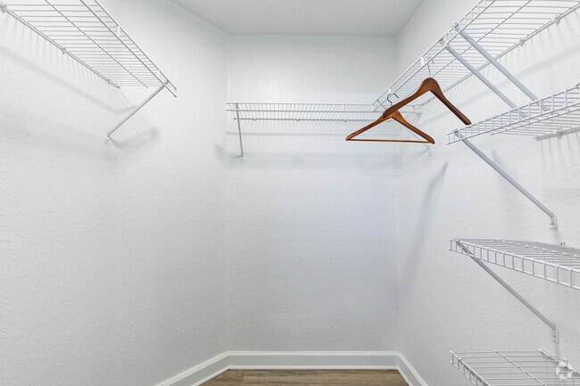 2BR, 2BA - 1,046SF - Second Closet