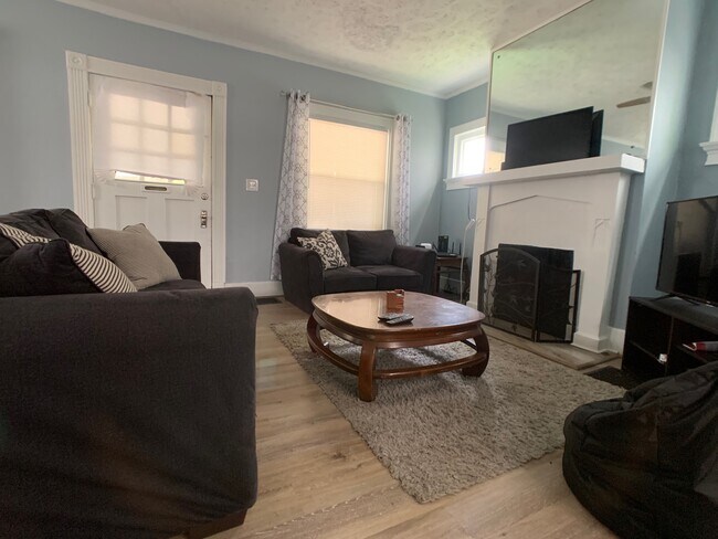 living room 3 - 1020 E Stewart St