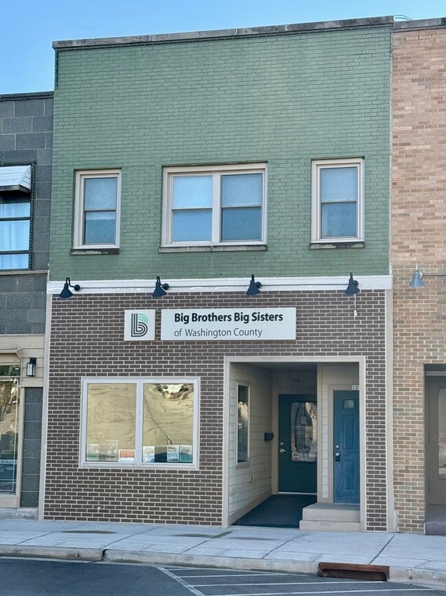 Building Photo - Updated Upper 3 Bedroom Unit for Rent in Downtown West Bend